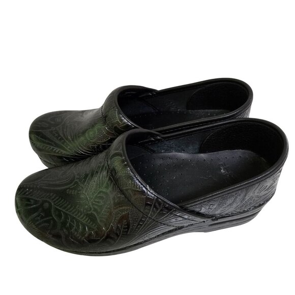 Dansko NWOT Black Leaf Pattern Tooled Leather Professional Clogs Size 39 - Picture 2 of 9